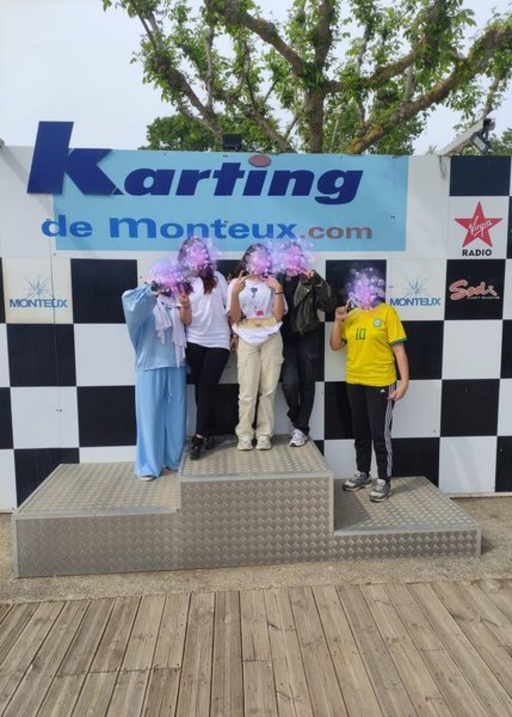 5 Jeunes de l'Espace Jeunes posent sur le podium du Karting